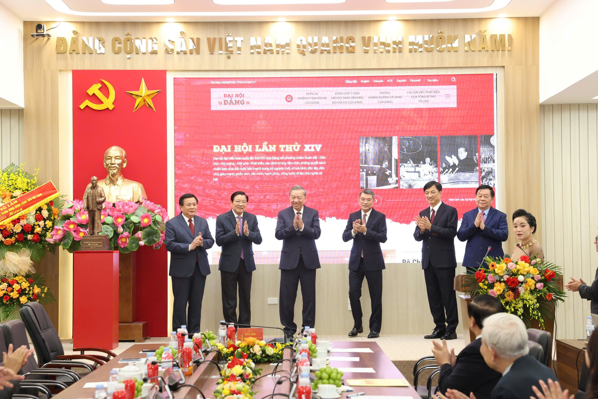 Tổng Bí thư Tô Lâm cùng lãnh đạo Đảng, Nhà nước bấm nút khai trương Trang thông tin điện tử chuyên đề Đảng Cộng sản Việt Nam-Đại hội XIV. (Ảnh: Mạnh Nguyễn/Vietnam+)