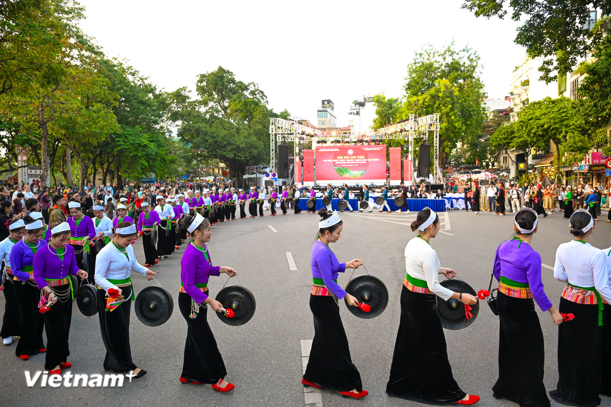 ງານບຸນວັດທະນະທຳຂອງຊົນເຜົ່າມ່ວງຢູ່ຖະໜົນຄົນຍ່າງໂຮ່ຮວານກ໋ຽມ, ຮ່າໂນ້ຍ. (ພາບ: ມິງເຊີນ/ຫວຽດນາມ+) vnp-5655.jpg