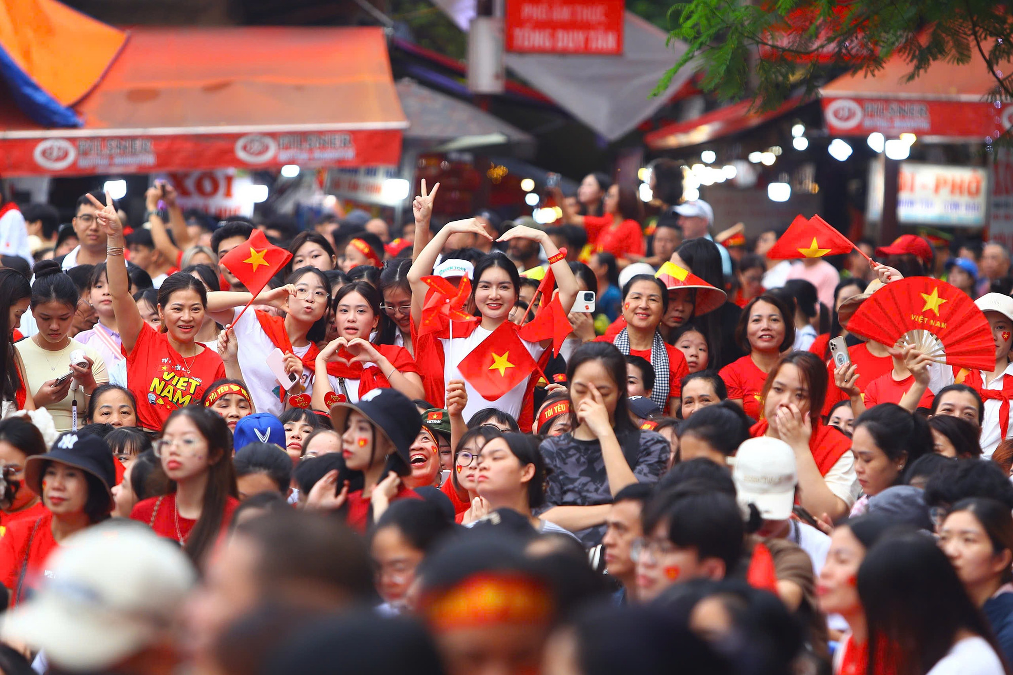 Người dân hân hoan chào đón các khối diễu binh, diễu hành. (Ảnh: PV/Vietnam+) z6959770935899-fccf8d59bc65c43e6da100b7f7f92176.jpg