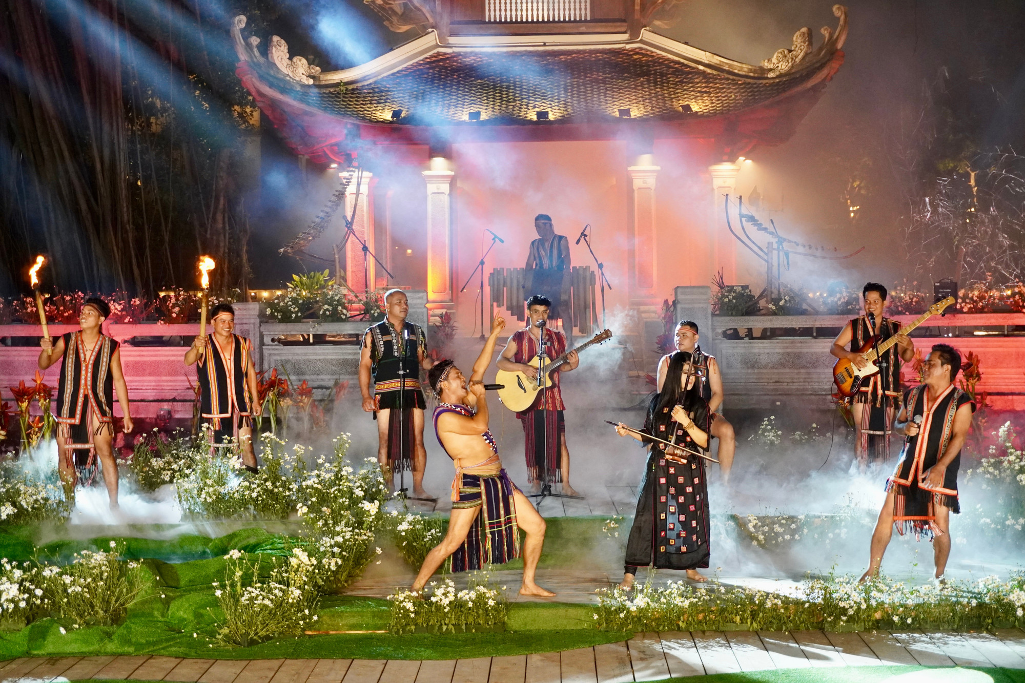 ມໍລະດົກທາງວັດທະນະທໍາທີ່ຈັບຕ້ອງໄດ້ ແລະ ບໍ່ຈັບຕ້ອງໄດ້ຂອງຊົນເຜົ່າສ່ວນນ້ອຍໄດ້ເປັນ ແລະ ຍັງສືບຕໍ່ເປັນສະມໍລະນະທາງວິນຍານ ແລະ ເປັນຊັບພະຍາກອນວັດທະນະທໍາທີ່ສໍາຄັນສໍາລັບການພັດທະນາການທ່ອງທ່ຽວ. (ຮູບພາບ: PV/Vietnam+) dsc04252.jpg