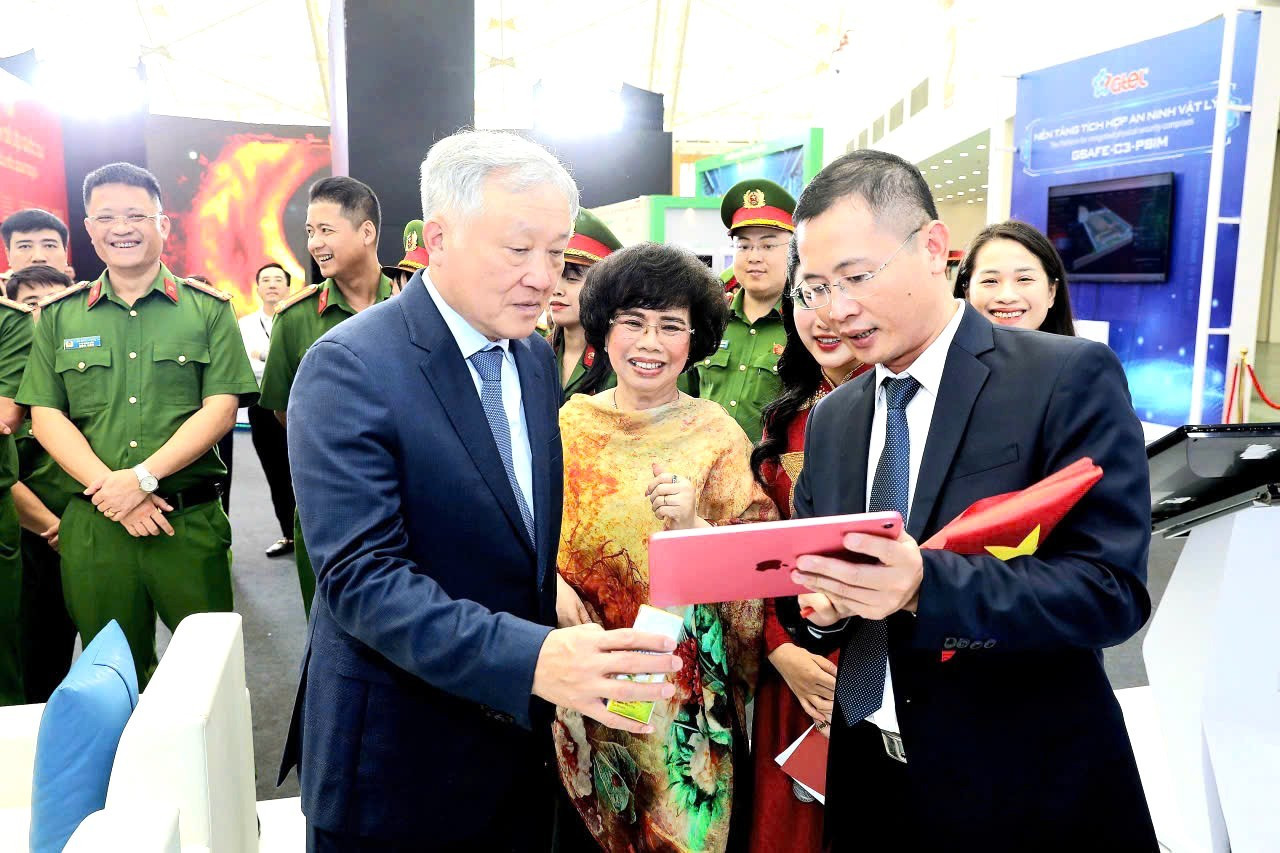 anh-2-a-khoa-gthieu-ptt-hoa-binh-ve-truy-xuat-nguon-goc.jpg