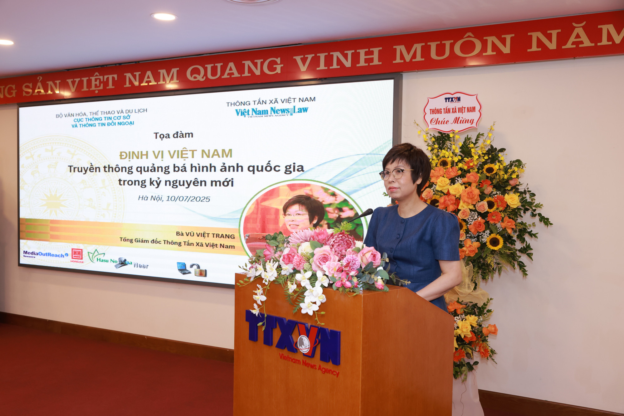 Bà Vũ Việt Trang, Tổng Giám đốc Thông tấn xã Việt Nam phát biểu tại tọa đàm. (Ảnh: PV/Vietnam+) tvv-0409.jpg
