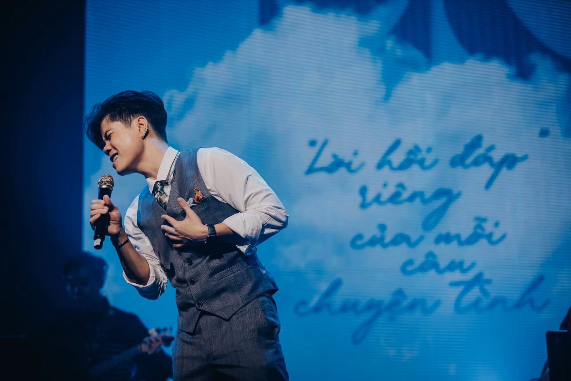 Nhiều năm qua, khán giả đã quen thuộc với một Đinh Mạnh Ninh nhẹ nhàng, lãng mạn và có chút thơ trong âm nhạc. (Ảnh: NVCC)