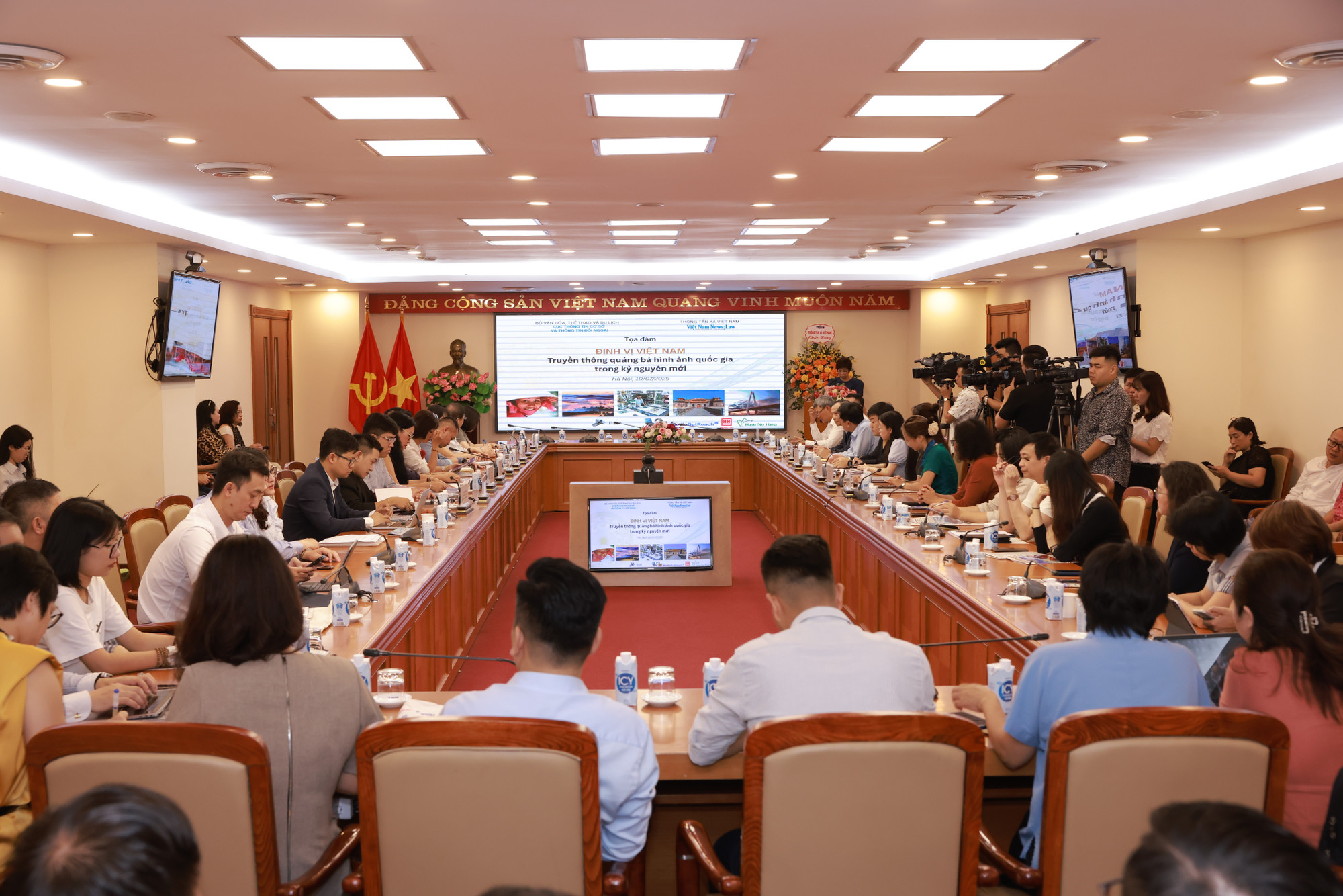 Tại Tọa đàm, các đại biểu đã cùng thảo luận, chia sẻ kinh nghiệm, góp ý cho nội dung Chiến lược.(Ảnh: PV/Vietnam+) tvv-0607.jpg