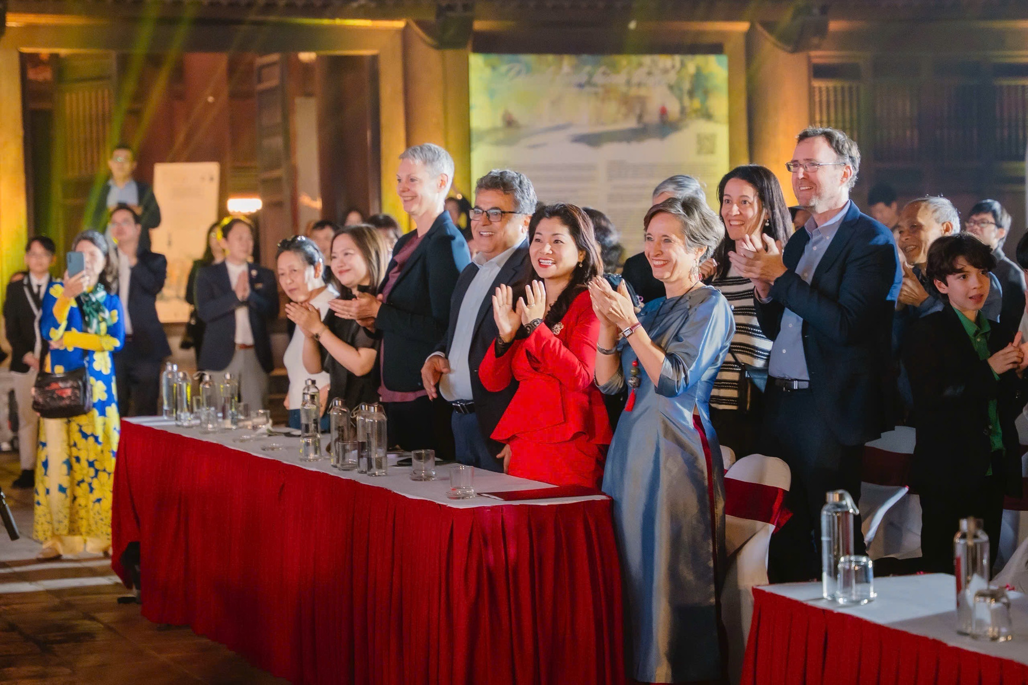 Trưởng Phái đoàn Đại sứ quán Ba Lan tại Việt Nam Joanna Skoczek tham dự sự kiện văn hóa trong trang phục áo dài. (Ảnh: CTV/Vietnam+)