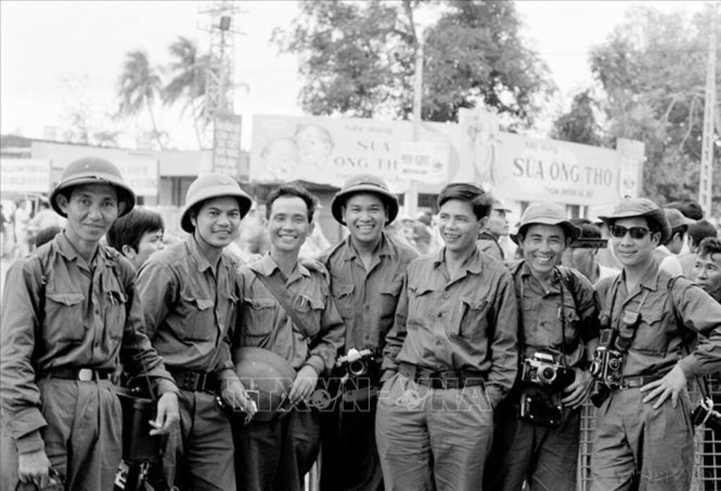 Phóng viên Thông tấn xã Giải phóng và Việt Nam Thông tấn xã tham gia đưa tin trong Chiến dịch Hồ Chí Minh, tháng 4/1975. (Ảnh tư liệu)