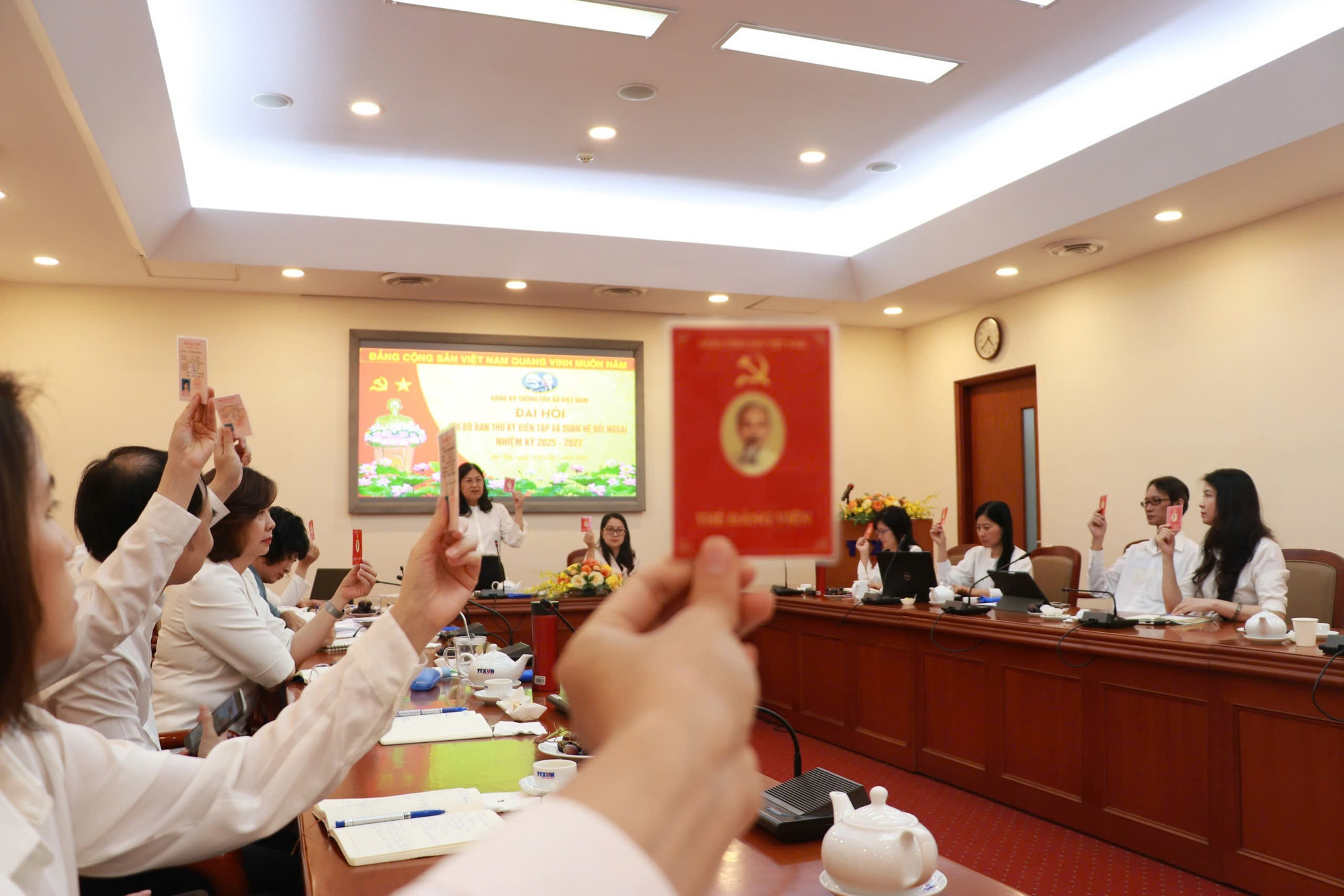 Biểu quyết thông qua Nghị quyết Đại hội Chi bộ Ban Thư ký biên tập và Quan hệ đối ngoại nhiệm kỳ 2025-2027, ngày 24/5. z6639158220036-8c2a2f5fb8d0b64f1f29eafe8fab1ea1.jpg