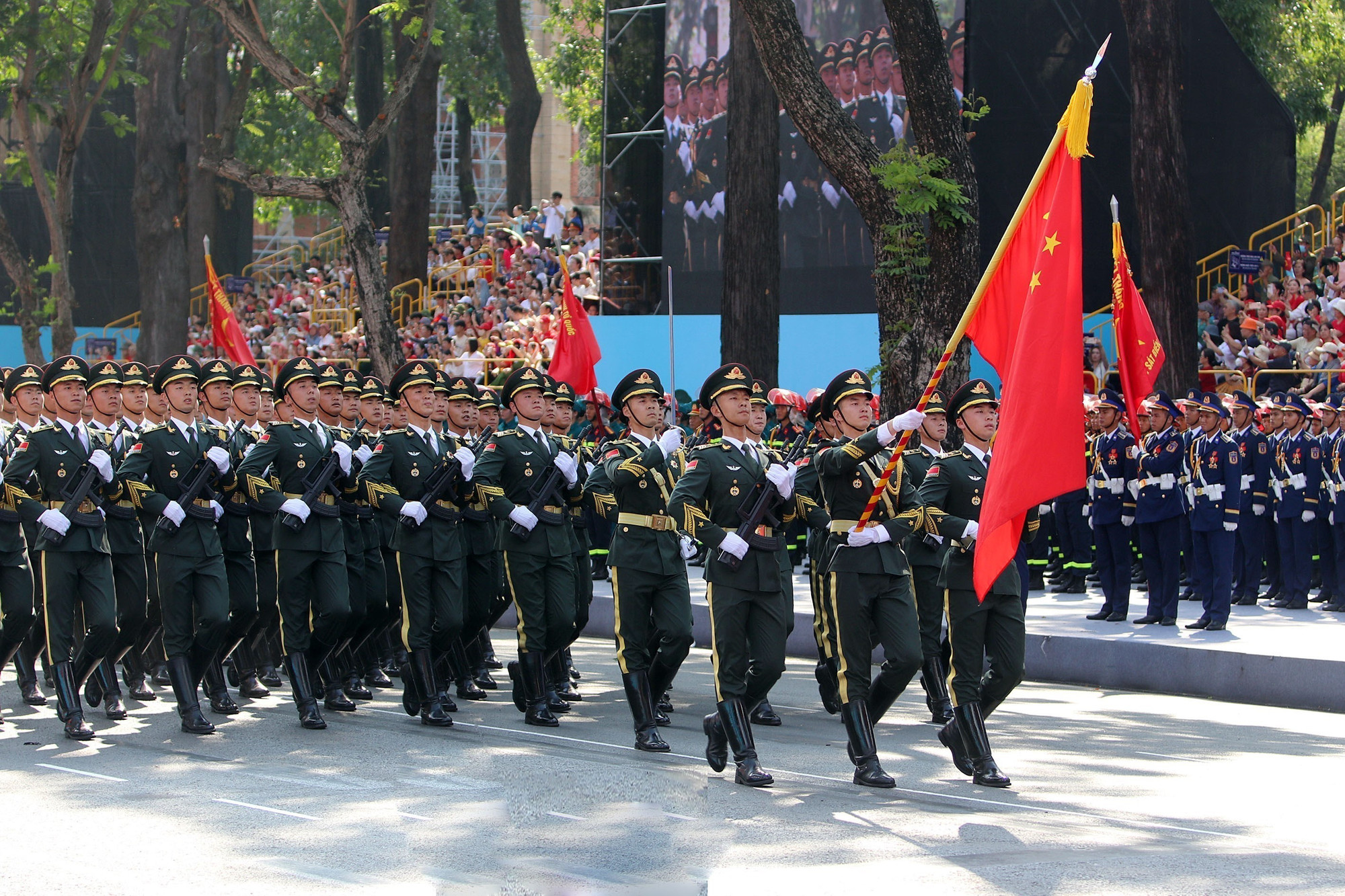 vna-potal-luc-luong-quan-doi-cac-nuoc-tham-gia-tong-duyet-ky-niem-50-nam-giai-phong-mien-nam-7998377.jpg