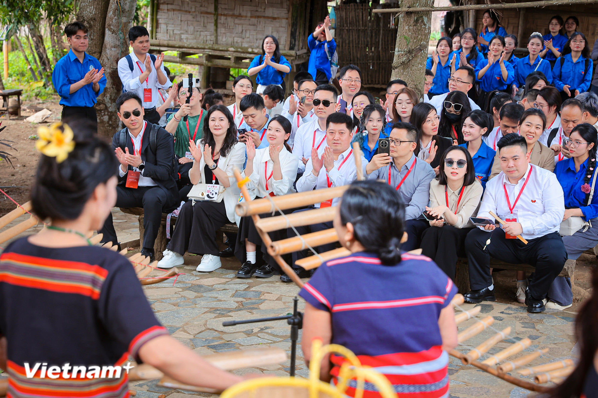 Du khách hòa trong không gian văn hóa đồng bào tại Làng Văn hóa Du lịch các dân tộc Việt Nam. (Ảnh: PV/Vietnam+)