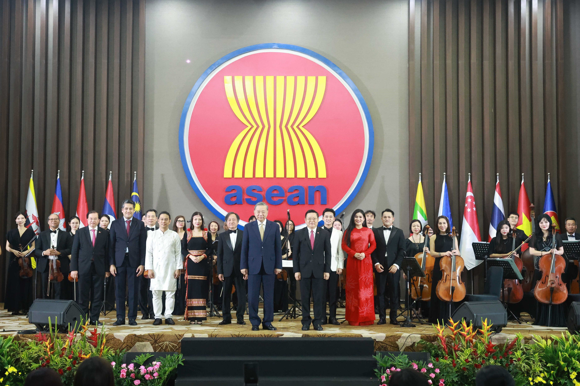 vna-potal-tong-bi-thu-to-lam-va-phu-nhan-du-le-ky-niem-30-nam-viet-nam-gia-nhap-asean-7904357.jpg