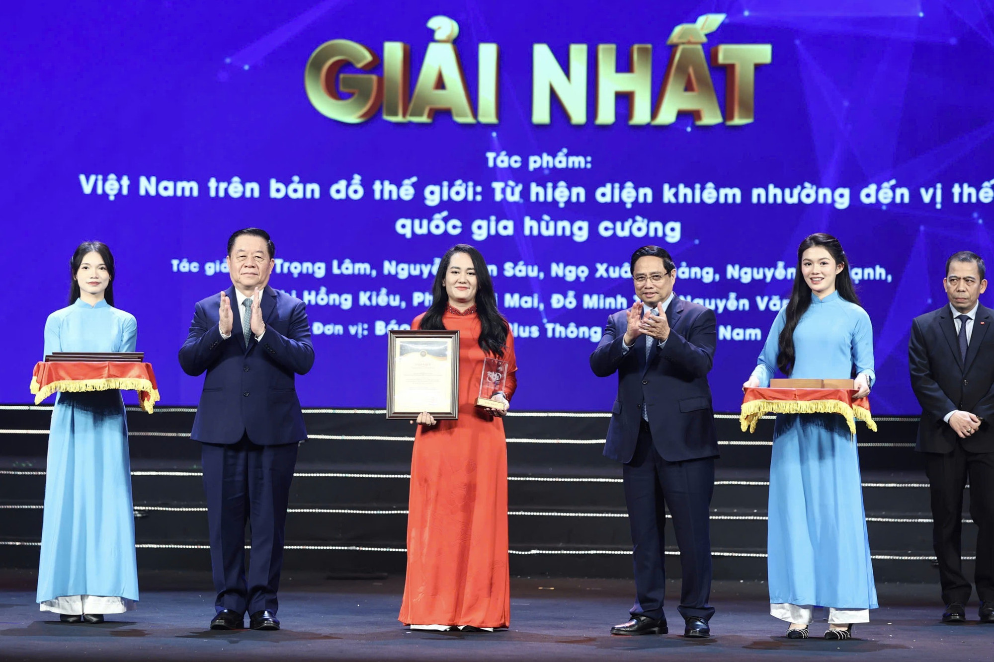 Nhà báo Chu Thị Hồng Kiều, đại diện nhóm tác giả Báo Điện tử VietnamPlus nhận Giải Nhất. (Ảnh: Hoài Nam/Vietnam+)