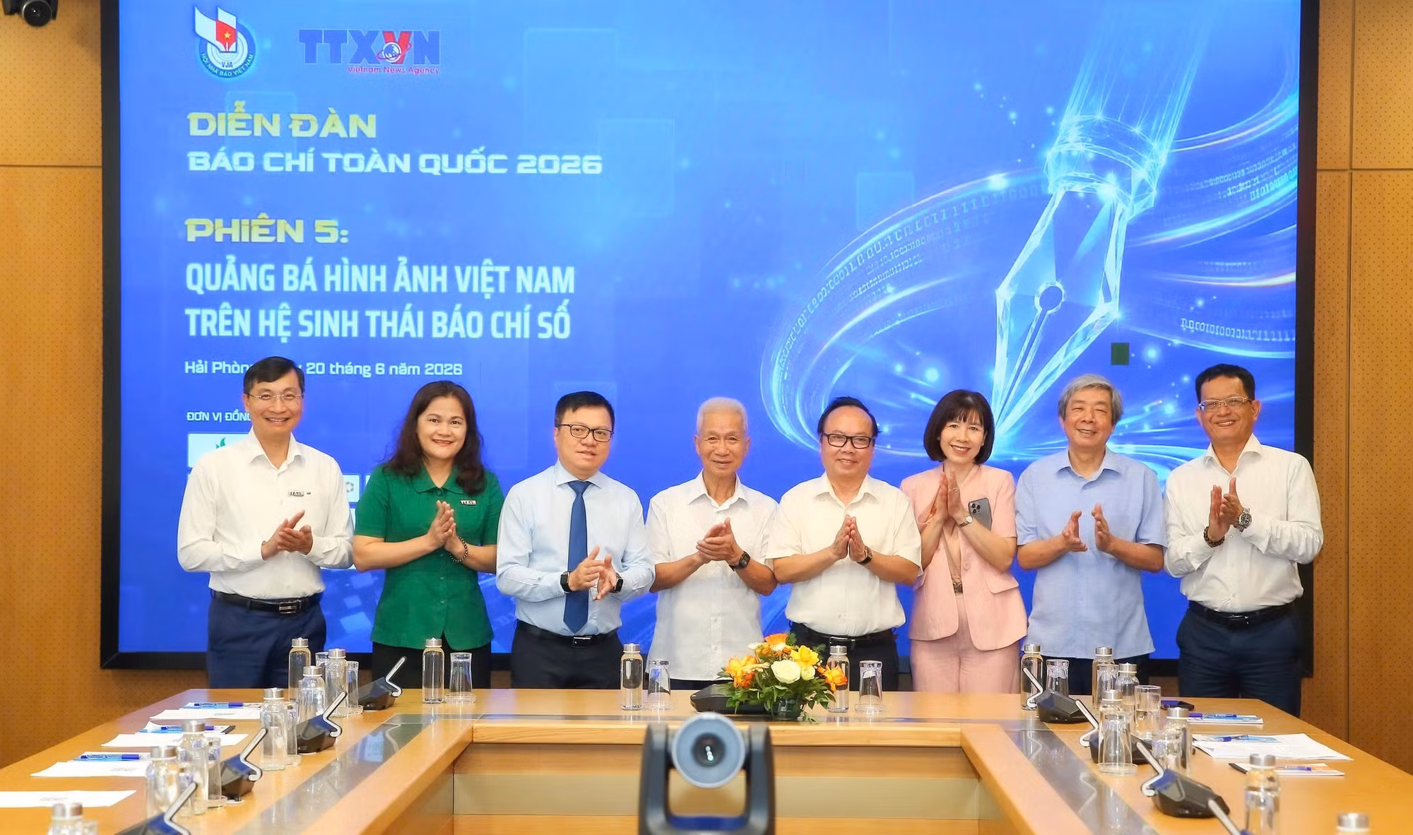 Các đại biểu, diễn giả tham dự tọa đàm. (Ảnh: Sơn Hải)