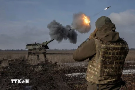 Binh sỹ Ukraine bắn lựu pháo bọc thép 2000 trong cuộc xung đột với Nga gần Bahmut, vùng Donetsk. Ảnh: Reuters/TTXVN)