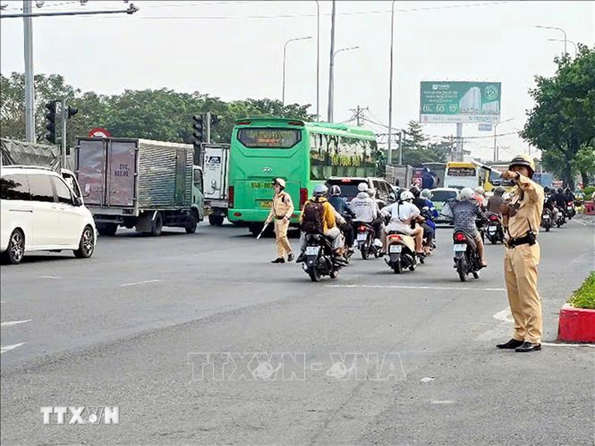 Cảnh sát giao thông hỗ trợ khẩn cấp tài xế gặp sự cố sức khỏe trên cao tốc