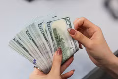 Chuyển từ 1.000 USD ra nước ngoài phải báo cáo. (Ảnh: Vietnam+)