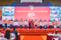 Ông Nguyễn Văn Hòa – Phó Tổng Giám đốc Eximbank (thứ tư từ trái sang) cùng các tổ chức tài chính khác trao biểu trưng ủng hộ 10 tỷ đồng tới Trung ương Hội Chữ thập đỏ Việt Nam. (Ảnh: Vietnam+)