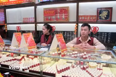 Giá vàng giao dịch quanh mức 151,3 triệu đồng, tỷ giá trung tâm giảm nhẹ. (Ảnh: Vietnam+)