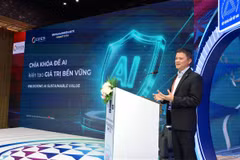 Ông Bạch Ngọc An, Phó Tổng Giám đốc phụ trách công nghệ OPES trình bày tại Vietnam Insurance Summit 2026. (Ảnh: Vietnam+)