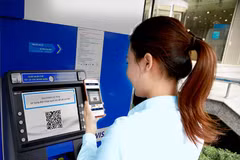 Khách hàng rút tiền nhanh bằng QR tại ATM. (Ảnh: Vietnam+)
