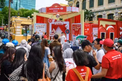 Đoàn lô tô Sài Gòn Tân Thời với những màn "kêu số" dí dỏm thu hút đông đảo người tham dự và du khách. (Ảnh: Vietnam+)