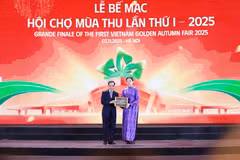 Đại diện HDBank trao tặng 10 tỷ đồng chung tay hỗ trợ đồng bào miền núi phía Bắc và miền Trung khắc phục hậu quả bão lũ, tại Lễ bế mạc Hội chợ Mùa Thu 2025 (Hà Nội), tối 3/11. (Ảnh: Vietnam+)