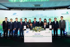 Ông Lê Quang Vinh - Tổng giám đốc Vietcombank (bên phải) và ông Nguyễn Thanh Bình - Tổng Giám đốc Công ty Cổ phần Gemadept (bên trái) đại diện hai đơn vị hoàn thành nghi thức ký kết hợp tác toàn diện. (Ảnh: Vietnam+)