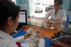 Ngân hàng UOB dự đánh giá USD sẽ tiếp tục suy yếu. (Ảnh: Vietnam+)