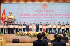 Ông Nguyễn Đức Thụy – Chủ tịch Hội đồng quản trị LPBank (thứ 8 từ trái sang) đại diện Ngân hàng nhận bằng khen của Thủ tướng Chính phủ trong công tác an sinh xã hội. (Ảnh: Vietnam+)