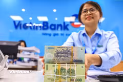 Nhiều ngân hàng thương mại đã chủ động, tích cực triển khai việc giảm lãi suất. (Ảnh: Vietnam+)