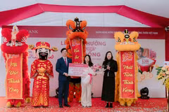 Ông Đỗ Đức Thành - Phó Tổng Giám đốc Agribank và Bà Nguyễn Thị Dung – Giám đốc NHNN Chi nhánh KV 6 trao giải cho khách hàng Bùi Thị Lan. (Ảnh: Vietnam+)