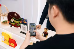 Người dùng trải nghiệm thanh toán QR xuyên biên giới. (Ảnh: Vietnam+)