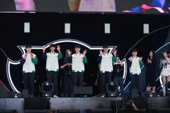 Lần đầu tiên, toàn bộ thành viên T1 có mặt tại Việt Nam gặp gỡ người hâm mộ. (Ảnh: Vietnam+)