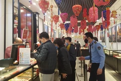 Giá vàng trong nước tiếp tục tăng mạnh, hiện giao dịch quanh mức 162 triệu đồng. (Ảnh: Vietnam+)