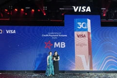 Đại diện MB nhận giải thưởng tại sự kiện kỷ niệm 30 năm của Visa tại Việt Nam. (Ảnh: Vietnam+)