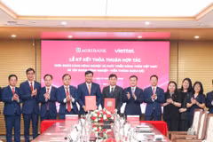 Đại diện Agribank và Viettel thực hiện nghi thức ký kết thỏa thuận hợp tác. (Ảnh: Vietnam+)