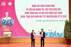 Đại diện Agribank, đồng chí Phạm Đức Tuấn - Thành viên HĐTV, Chủ tịch Công đoàn Agribank đã trao 500 triệu đồng hỗ trợ người dân và lực lượng vũ trang tại địa bàn tỉnh Yên Bái. (Ảnh: Vietnam+)