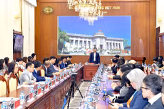Các đại biểu tham dự tại cuộc họp trực tuyến về thực hiện các giải pháp ổn định mặt bằng lãi suất. (Ảnh: Vietnam+)