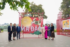 Đại diện Vietcombank, ông Lê Hoàng Tùng - Phó Tổng Giám đốc (thứ 3 từ trái sang) và bà Nguyễn Hồng Trang - Phó Chủ tịch thường trực UBND phường Hoàn Kiếm (thứ 4 từ phải sang), cùng đại biểu 2 đơn vị khai mạc triển lãm ngày 15/01/2026. (Ảnh: Vietnam+)