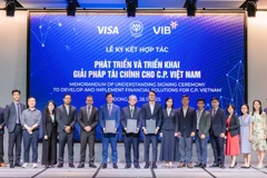 Visa, VIB và B2B C.P. Việt Nam ký kết hợp tác thúc đẩy số hóa thanh toán. (Ảnh: Vietnam+)