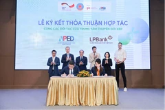Bà Vũ Nam Hương – Phó Tổng Giám đốc LPBank (phải) và ông Nguyễn Đức Trung - Phó Cục trưởng Cục Phát triển Doanh nghiệp tư nhân và Kinh tế tập thể, Bộ Tài chính (trái) - đại diện hai đơn vị thực hiện ký kết Biên bản ghi nhớ hợp tác. (Ảnh: Vietnam+)
