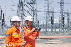 Cán bộ ngành điện giám sát trạm biến áp. (Ảnh: Trần Việt/TTXVN)