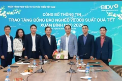 BIDV trao 70.000 phần quà Tết tặng đồng bào nghèo nhân dịp Xuân Bính Ngọ 2026. (Ảnh: Vietnam+)