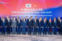 Thủ tướng Chính phủ Việt Nam Lê Minh Hưng và Tổng thống Hàn Quốc Lee Jae Myung chụp ảnh lưu niệm cùng đại diện lãnh đạo các tập đoàn, doanh nghiệp hai nước. (Ảnh: Vietnam+)