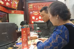 Giá vàng trong nước tiếp tục giảm thêm, giao dịch quanh mức 170,5 triệu đồng. (Ảnh: Vietnam+)