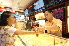 Giá vàng trong nước tiếp tục đi lên, giao dịch quanh mức 121,3 triệu đồng. (Ảnh: Vietnam+)