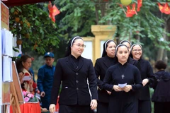 Sáng 15/3/2026, tại Hà Nội, đông đảo đồng bào Công giáo thuộc Giáo xứ Hà Nội đã hân hoan cầm lá phiếu đi bầu cử Đại biểu Quốc hội khóa XVI và Đại biểu Hội đồng nhân dân các cấp, nhiệm kỳ 2026 - 2031 tại khu vực bỏ phiếu số 1 tại Trường Tiểu học Tràng An, 29 Nhà Chung, phường Hoàn Kiếm. (Ảnh: PV/Vietnam+)