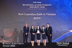 Đại diện BIDV nhận giải thưởng từ Tạp chí The Asian Banker. (Ảnh: Vietnam+)