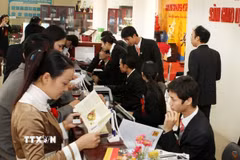 Giá vàng trong nước không có biến động, giao dịch quanh mức 163,5 triệu đồng. (Ảnh: Vietnam+)