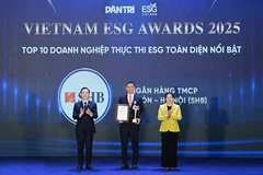 Ông Lê Anh Tân – quyền Giám đốc Khối Ngân hàng Doanh nghiệp SHB đại diện Ngân hàng nhận giải thưởng. (Ảnh: Vietnam+)