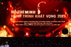 Tổng Bí thư Tô Lâm và Thường trực Ban Bí thư Trần Cẩm Tú trao chứng nhận và biểu trưng vinh danh tập thể điển hình tiêu biểu cho Đảng ủy VietinBank. (Ảnh: Vietnam+)